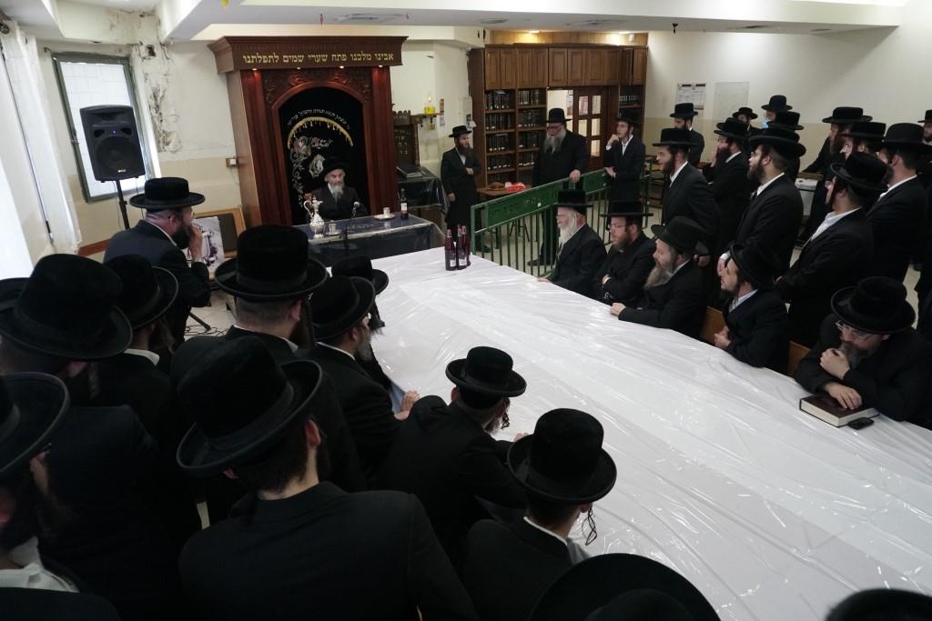 תיעוד: האדמו"ר מלויצק הגיע לטיש יארצייט בביתר