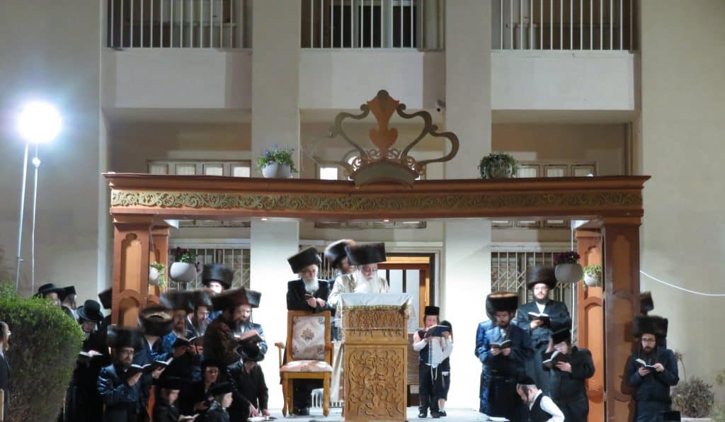 חג השבועות בצאנז: למרות חולשתו האדמו"ר יצא לתפילות חג השבועות בצאנז: למרות חולשתו האדמו"ר יצא לתפילות