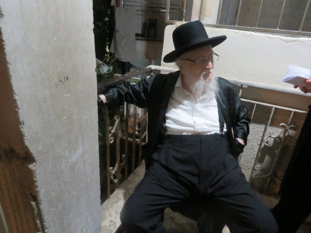 תיעוד: זקן ראש הישיבות מרן הגר"י שיינר חזר לביתו