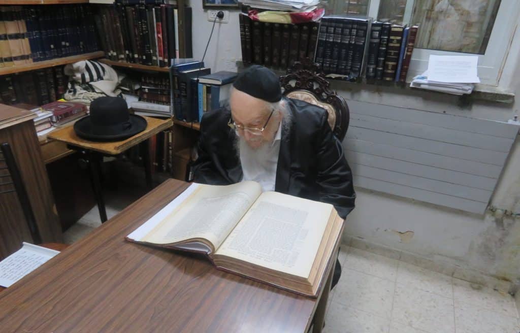 תיעוד: זקן ראש הישיבות מרן הגר"י שיינר חזר לביתו