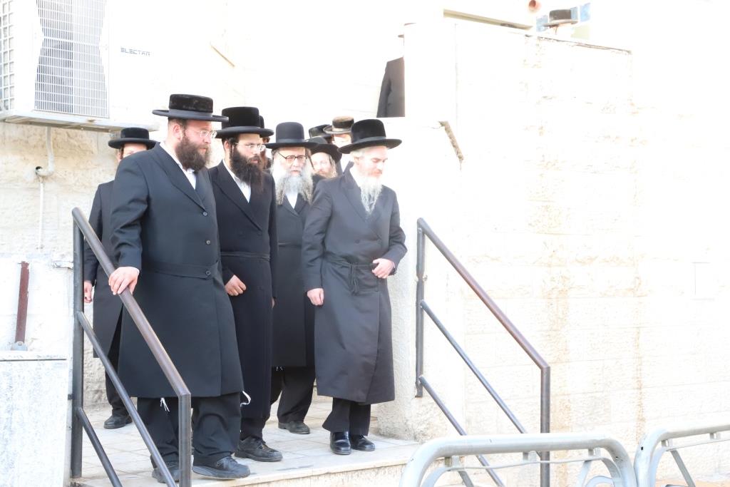 תיעוד: האדמו"ר מלויצק הגיע לטיש יארצייט בביתר