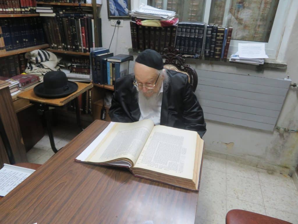 תיעוד: זקן ראש הישיבות מרן הגר"י שיינר חזר לביתו