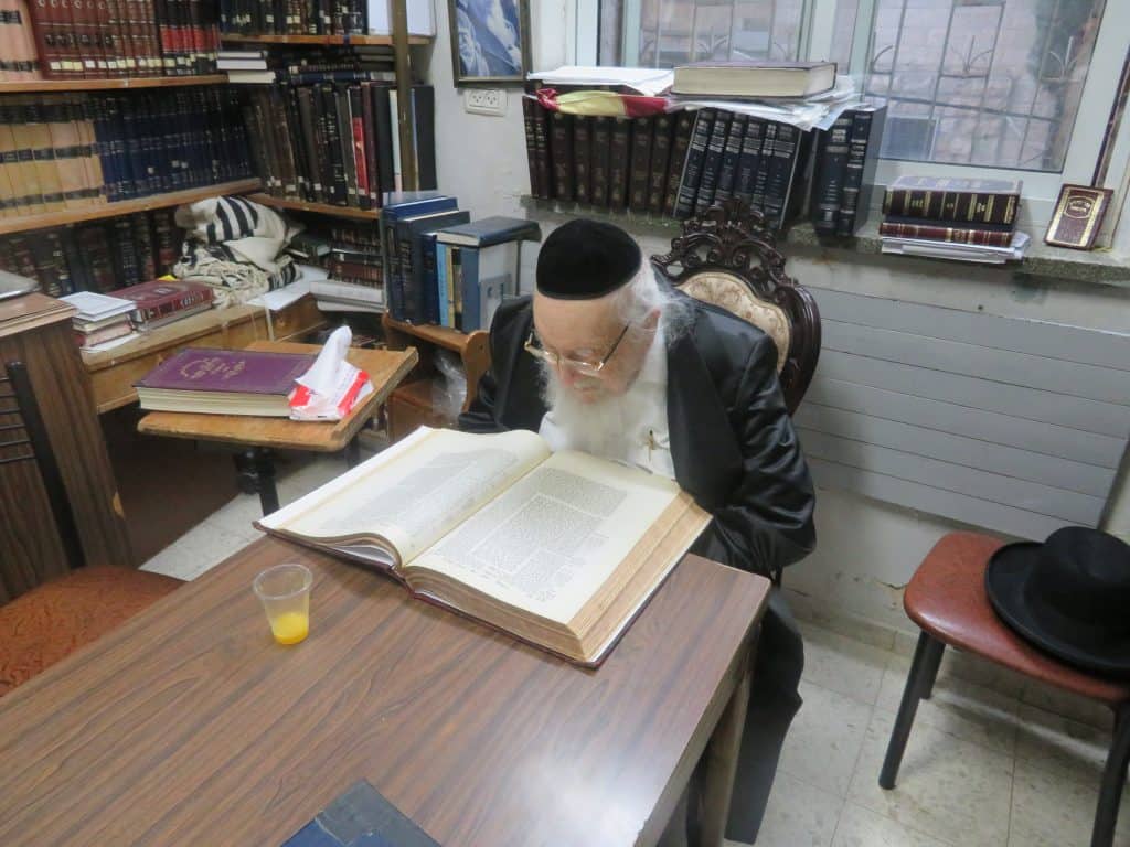 תיעוד: זקן ראש הישיבות מרן הגר"י שיינר חזר לביתו