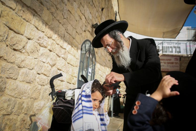 תיעוד מהרשב"י: המשפיע רבי מיילך בידרמן בחלאקה לנכדו