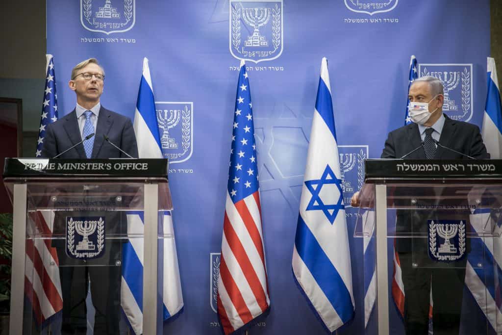 מבוכה: לחיצת היד המצולמת של נתניהו והשליח האמריקני