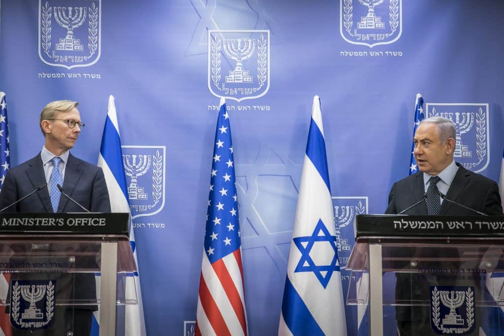 מבוכה: לחיצת היד המצולמת של נתניהו והשליח האמריקני