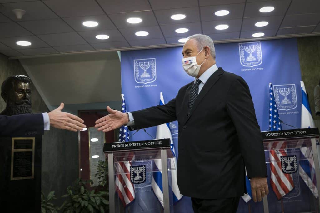 מבוכה: לחיצת היד המצולמת של נתניהו והשליח האמריקני