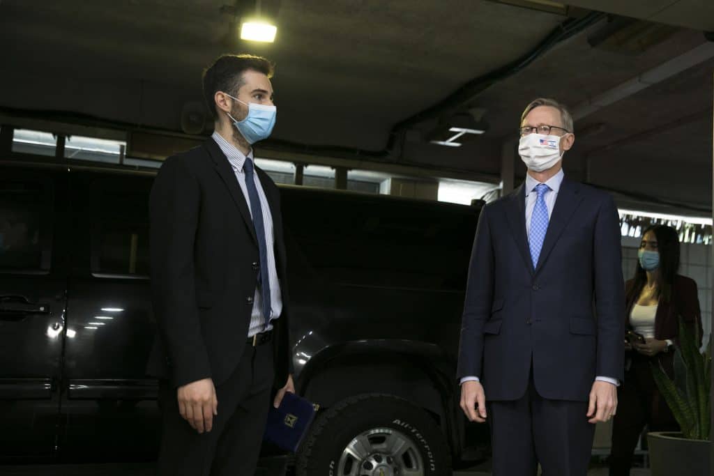 מבוכה: לחיצת היד המצולמת של נתניהו והשליח האמריקני