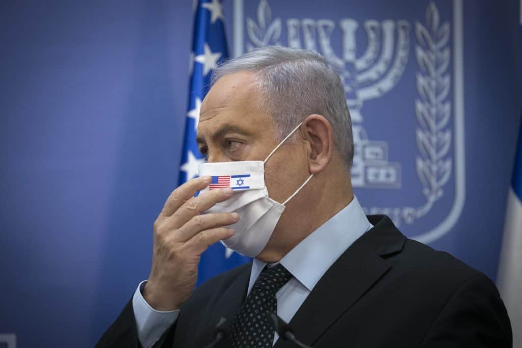 מבוכה: לחיצת היד המצולמת של נתניהו והשליח האמריקני