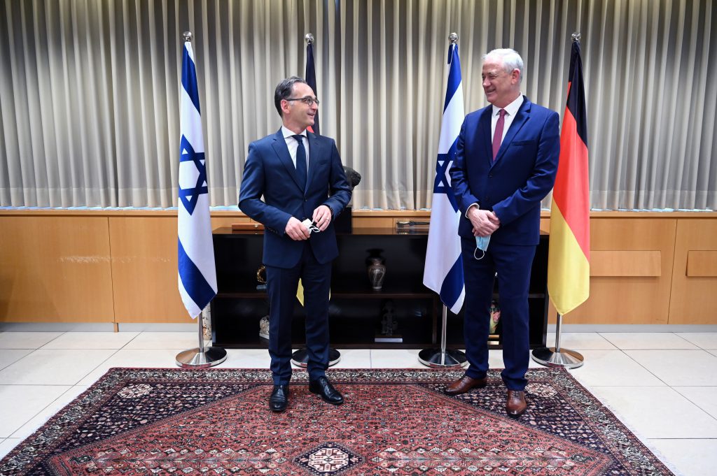 שר החוץ הגרמני הגיע לישראל ונפגש עם ראש הממשלה החליפי • צפו: