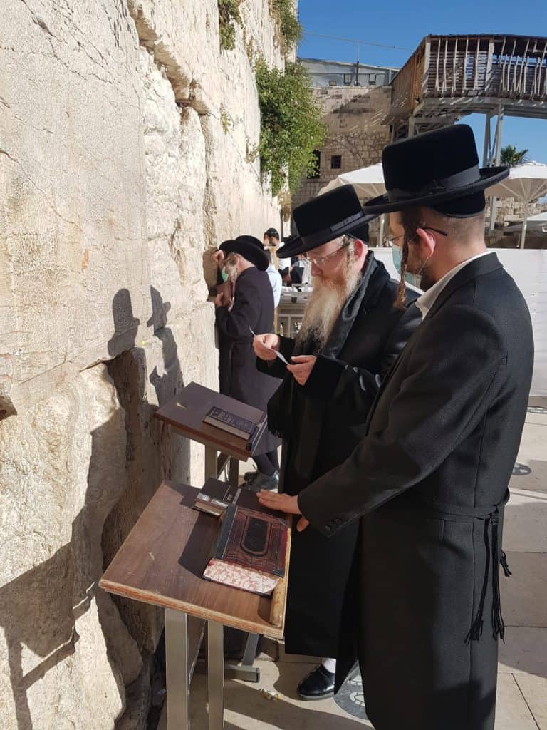 יש לה תשלומין כל שבעה: האדמו"ר מקרעטשניף קרית גת בביקור בכותל