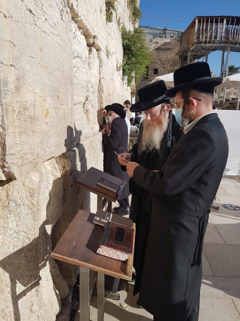 יש לה תשלומין כל שבעה: האדמו"ר מקרעטשניף קרית גת בביקור בכותל