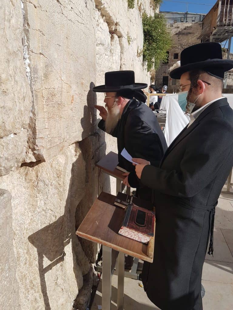 יש לה תשלומין כל שבעה: האדמו"ר מקרעטשניף קרית גת בביקור בכותל