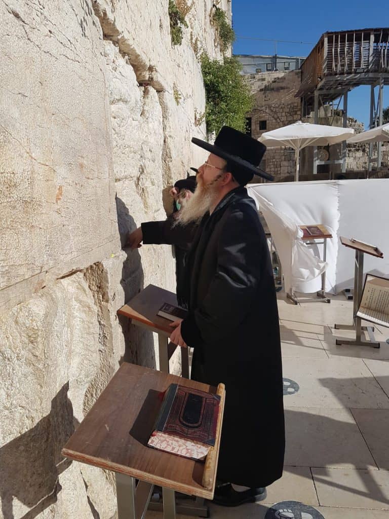יש לה תשלומין כל שבעה: האדמו"ר מקרעטשניף קרית גת בביקור בכותל