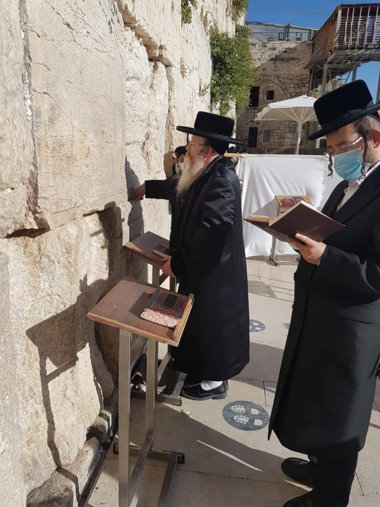 יש לה תשלומין כל שבעה: האדמו"ר מקרעטשניף קרית גת בביקור בכותל