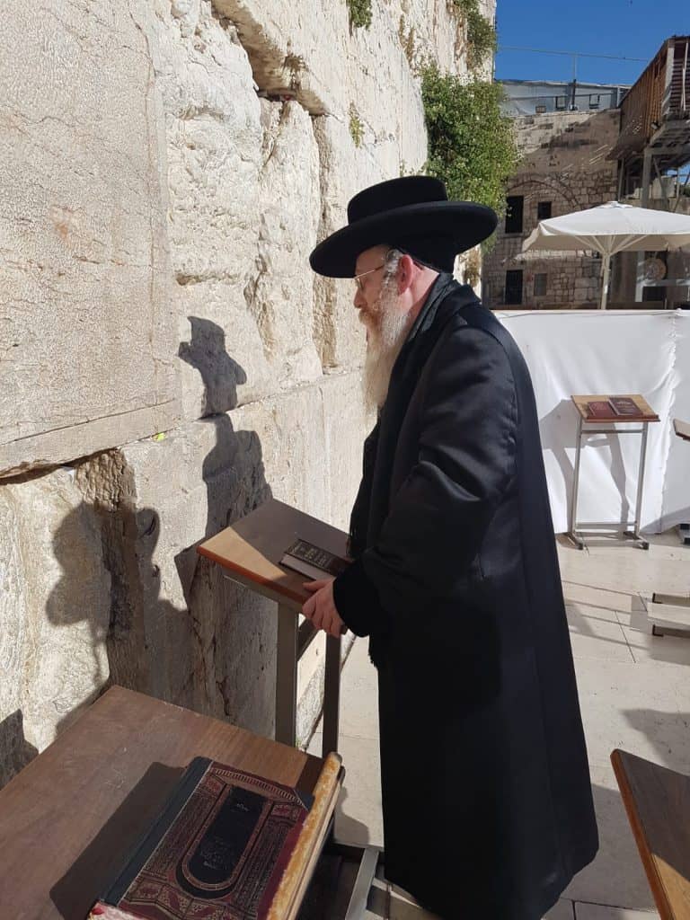 יש לה תשלומין כל שבעה: האדמו"ר מקרעטשניף קרית גת בביקור בכותל