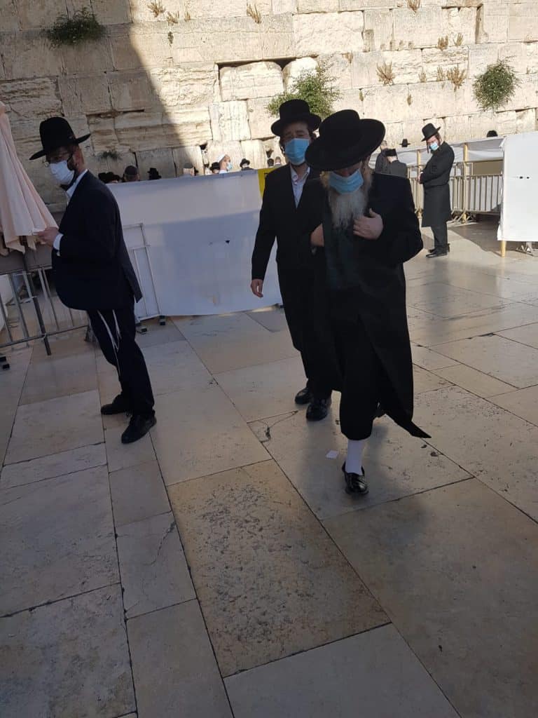 יש לה תשלומין כל שבעה: האדמו"ר מקרעטשניף קרית גת בביקור בכותל