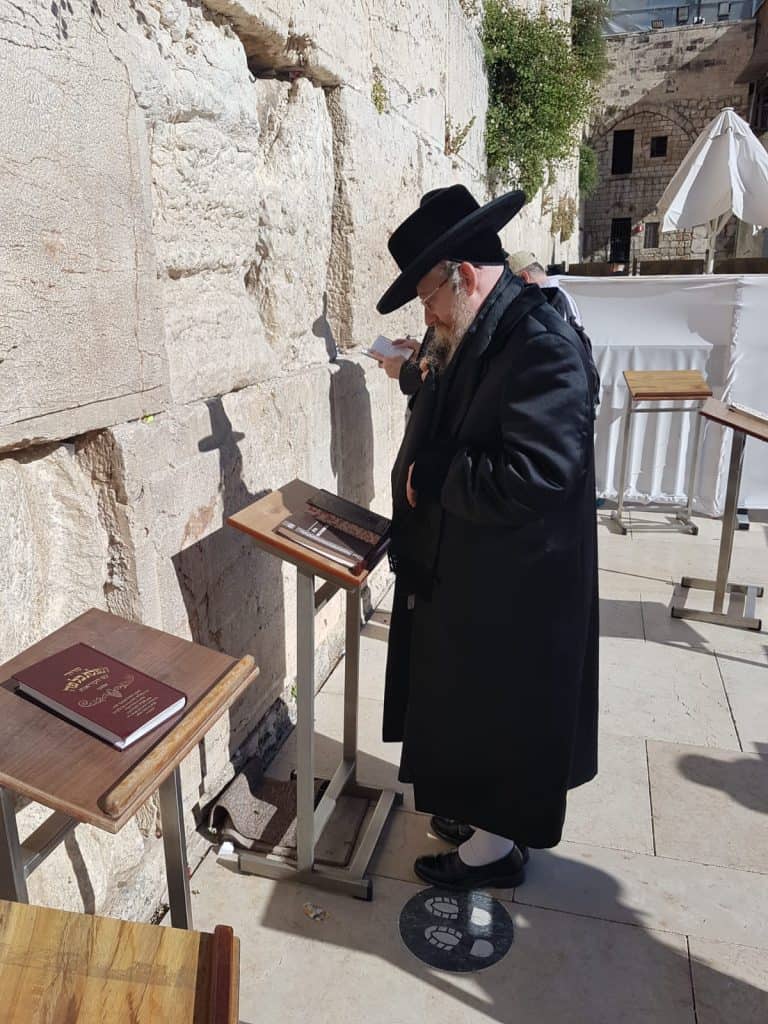 יש לה תשלומין כל שבעה: האדמו"ר מקרעטשניף קרית גת בביקור בכותל