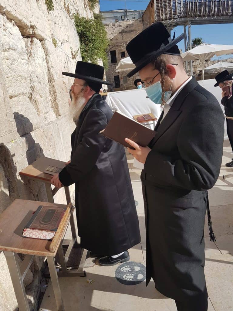 יש לה תשלומין כל שבעה: האדמו"ר מקרעטשניף קרית גת בביקור בכותל