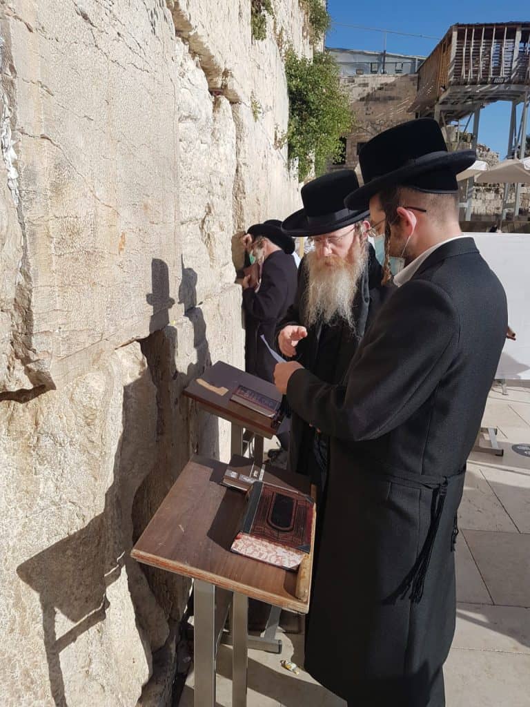 יש לה תשלומין כל שבעה: האדמו"ר מקרעטשניף קרית גת בביקור בכותל