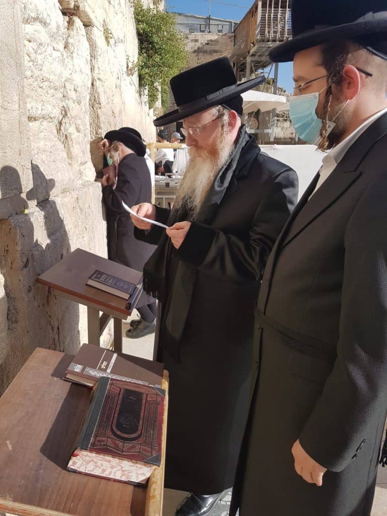 יש לה תשלומין כל שבעה: האדמו"ר מקרעטשניף קרית גת בביקור בכותל