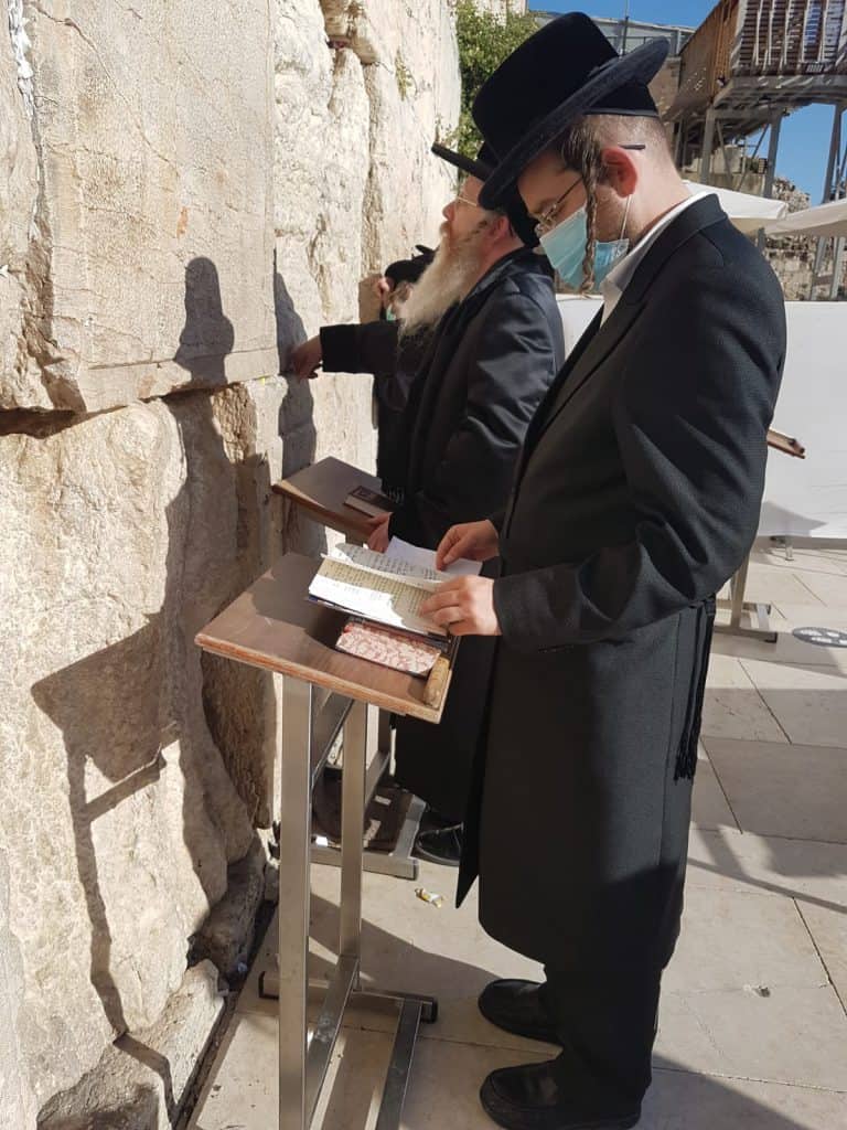 יש לה תשלומין כל שבעה: האדמו"ר מקרעטשניף קרית גת בביקור בכותל