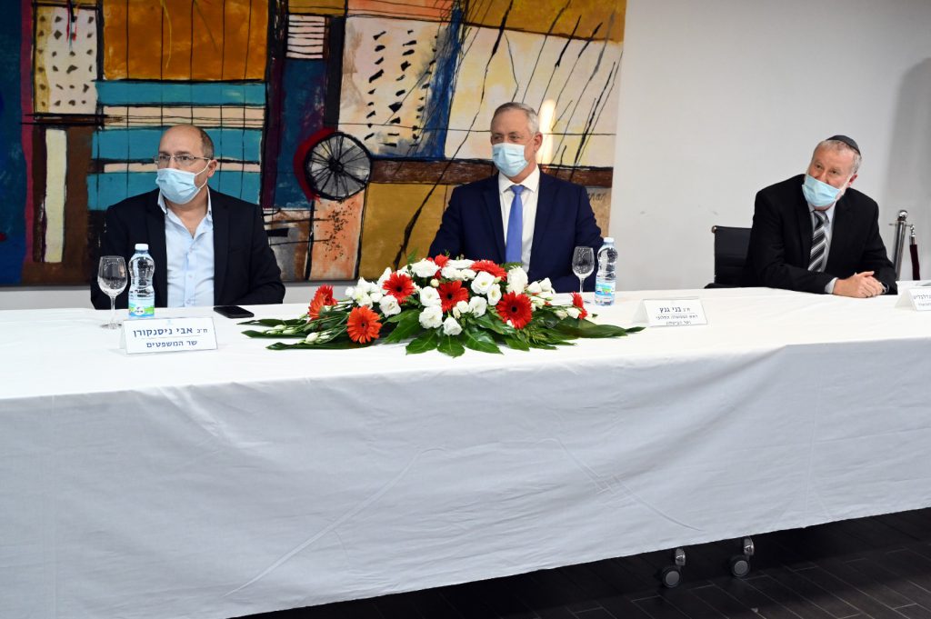 גנץ: "אגן על מערכת המשפט ללא מורא וללא משוא פנים"