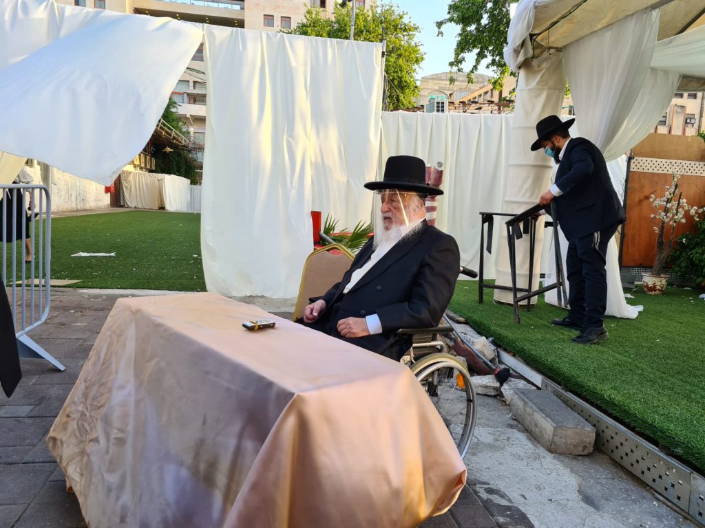 צפו: צמרת 'דגל התורה' ורבני העיר בני ברק בחתונת בן ראש העיר