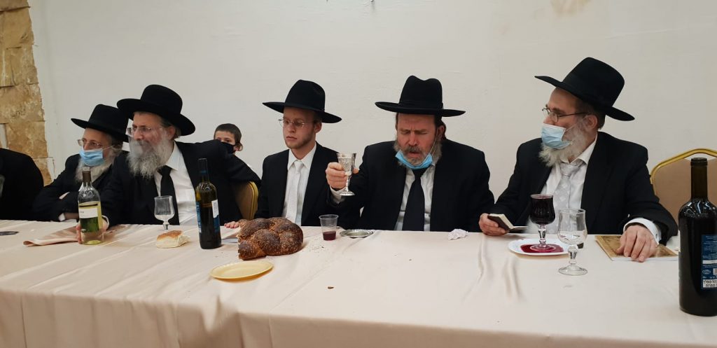 צפו: צמרת 'דגל התורה' ורבני העיר בני ברק בחתונת בן ראש העיר