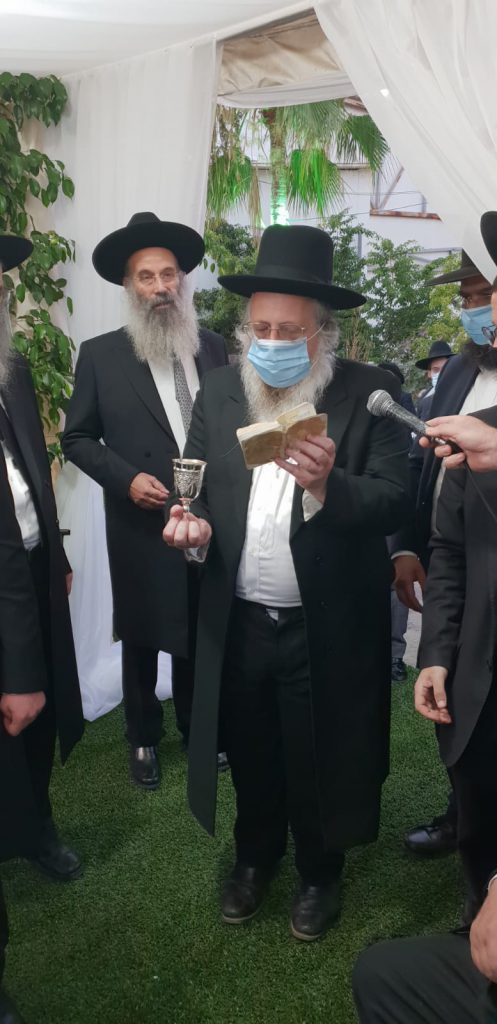 צפו: צמרת 'דגל התורה' ורבני העיר בני ברק בחתונת בן ראש העיר