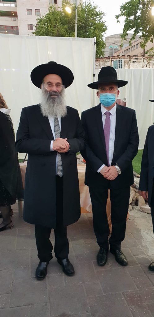 צפו: צמרת 'דגל התורה' ורבני העיר בני ברק בחתונת בן ראש העיר