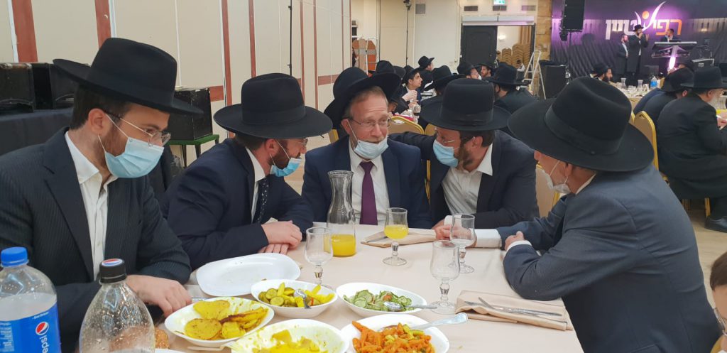 צפו: צמרת 'דגל התורה' ורבני העיר בני ברק בחתונת בן ראש העיר