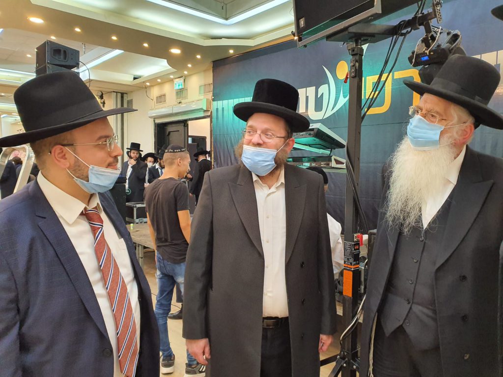 צפו: צמרת 'דגל התורה' ורבני העיר בני ברק בחתונת בן ראש העיר