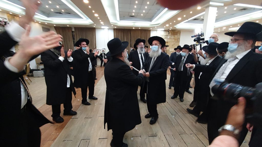 צפו: צמרת 'דגל התורה' ורבני העיר בני ברק בחתונת בן ראש העיר