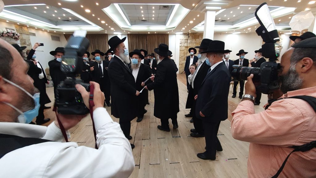 צפו: צמרת 'דגל התורה' ורבני העיר בני ברק בחתונת בן ראש העיר