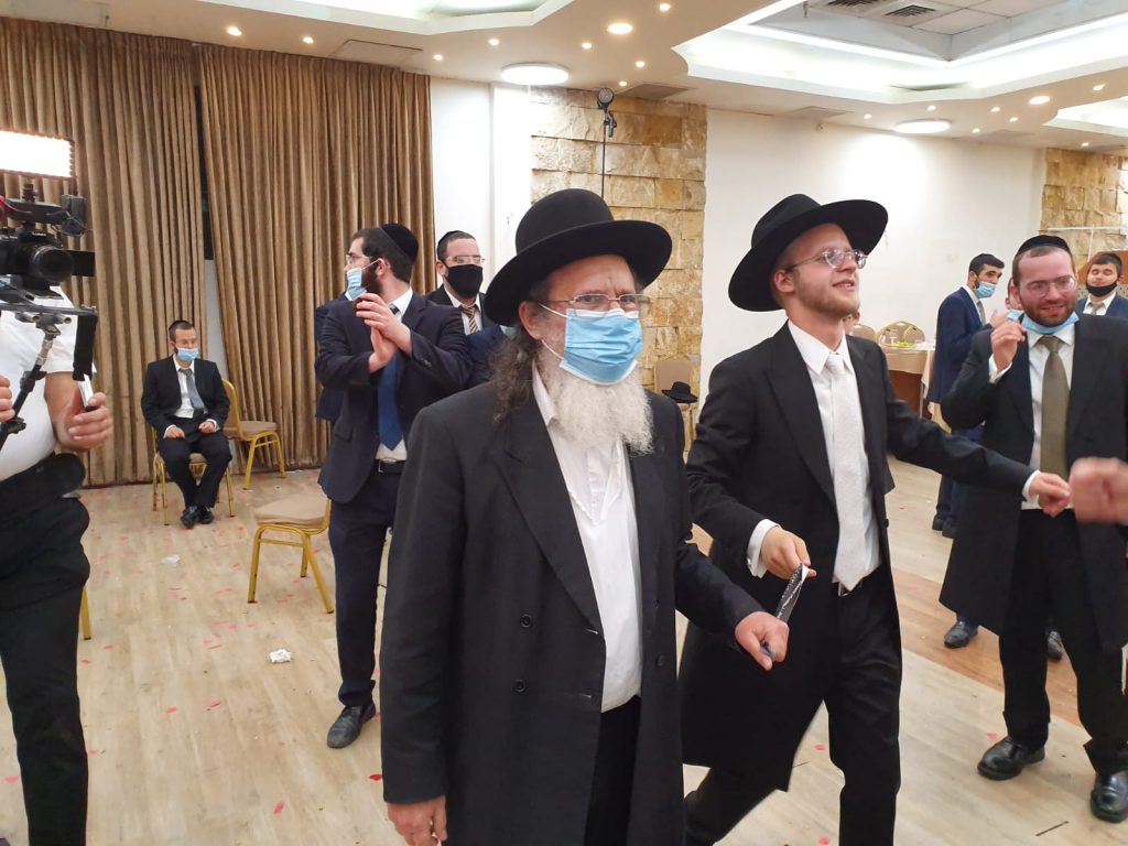 צפו: צמרת 'דגל התורה' ורבני העיר בני ברק בחתונת בן ראש העיר