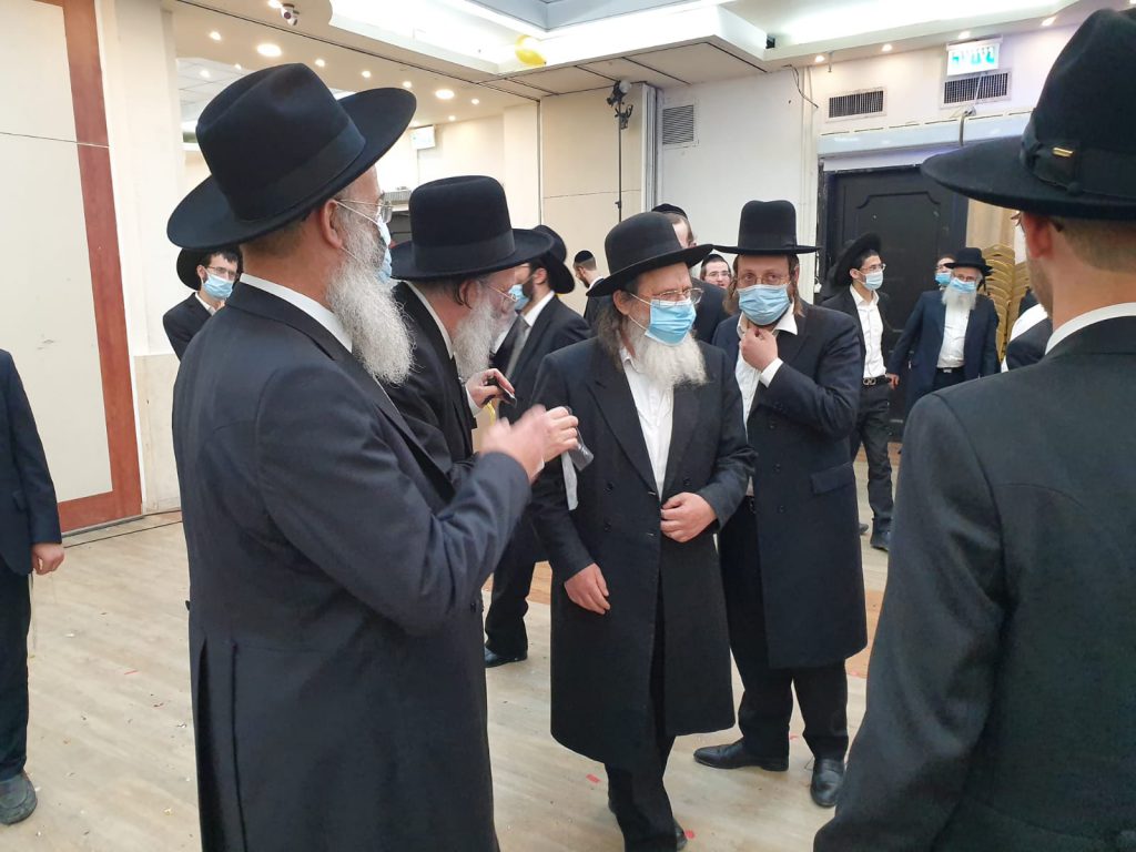 צפו: צמרת 'דגל התורה' ורבני העיר בני ברק בחתונת בן ראש העיר