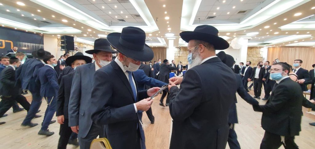 צפו: צמרת 'דגל התורה' ורבני העיר בני ברק בחתונת בן ראש העיר