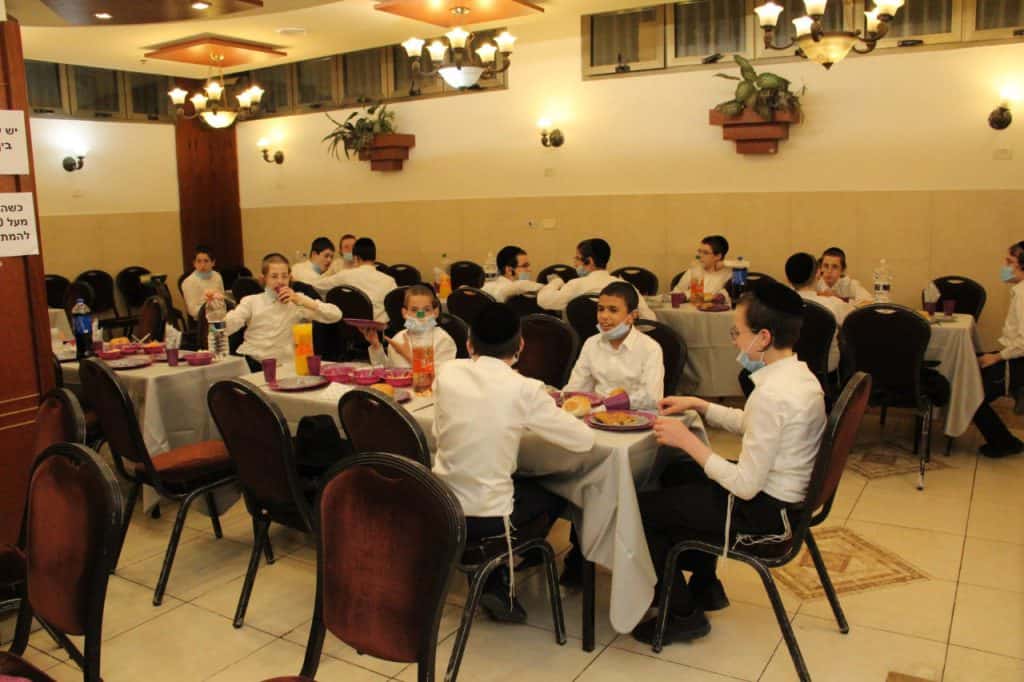 הגרמ"מ לובין ערך בר מצוה לבנו על פי כללי הזהירות הגרמ"מ לובין ערך בר מצוה לבנו על פי כללי הזהירות