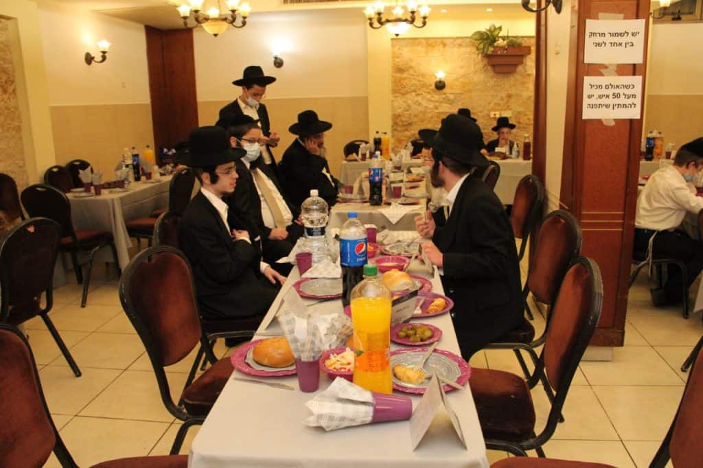 הגרמ"מ לובין ערך בר מצוה לבנו על פי כללי הזהירות הגרמ"מ לובין ערך בר מצוה לבנו על פי כללי הזהירות