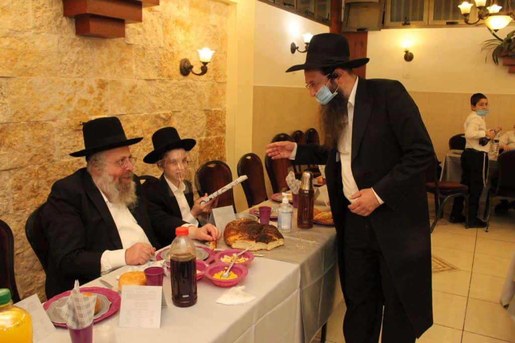 הגרמ"מ לובין ערך בר מצוה לבנו על פי כללי הזהירות הגרמ"מ לובין ערך בר מצוה לבנו על פי כללי הזהירות