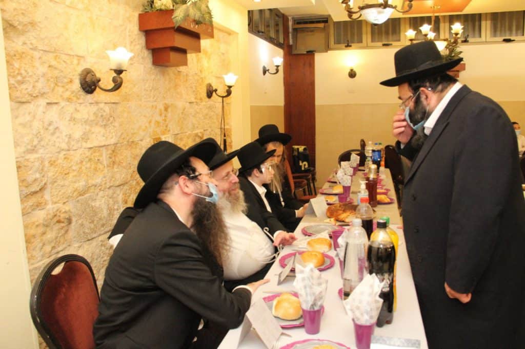 הגרמ"מ לובין ערך בר מצוה לבנו על פי כללי הזהירות הגרמ"מ לובין ערך בר מצוה לבנו על פי כללי הזהירות