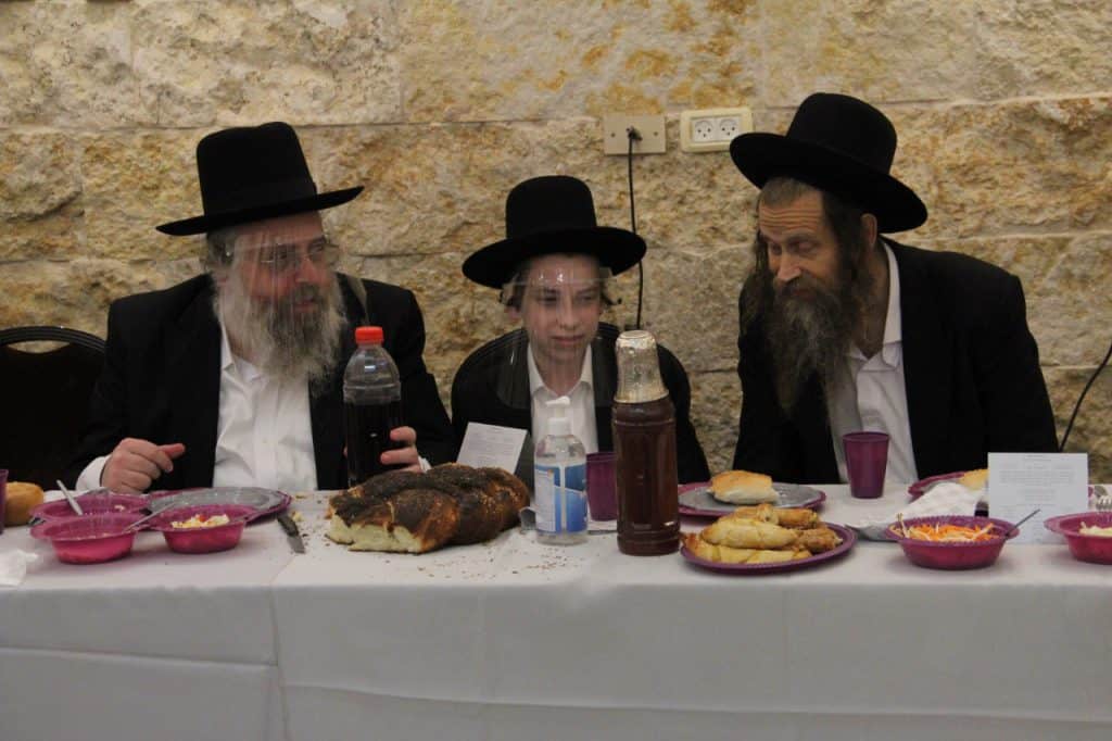 הגרמ"מ לובין ערך בר מצוה לבנו על פי כללי הזהירות הגרמ"מ לובין ערך בר מצוה לבנו על פי כללי הזהירות