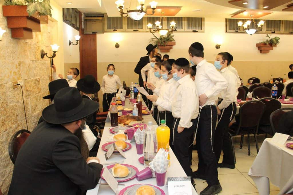 הגרמ"מ לובין ערך בר מצוה לבנו על פי כללי הזהירות הגרמ"מ לובין ערך בר מצוה לבנו על פי כללי הזהירות