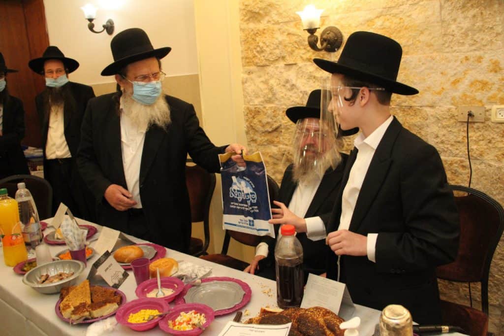 הגרמ"מ לובין ערך בר מצוה לבנו על פי כללי הזהירות הגרמ"מ לובין ערך בר מצוה לבנו על פי כללי הזהירות