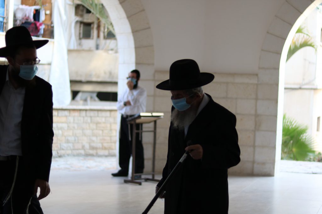 תיעוד: ראש ישיבת סלבודקה יוצא ל'שיעור כללי' תיעוד: ראש ישיבת סלבודקה יוצא ל'שיעור כללי'