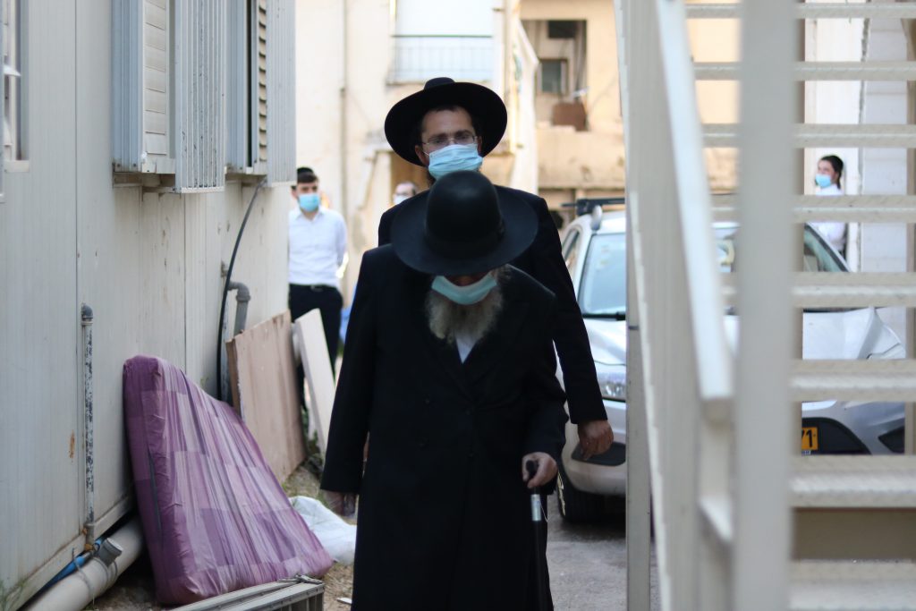 תיעוד: ראש ישיבת סלבודקה יוצא ל'שיעור כללי' תיעוד: ראש ישיבת סלבודקה יוצא ל'שיעור כללי'