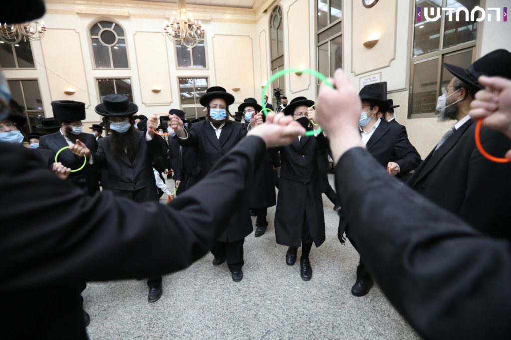 מעמד הכנסת ספר תורה במודיעין עילית בצל הקורונה מעמד הכנסת ספר תורה במודיעין עילית בצל הקורונה