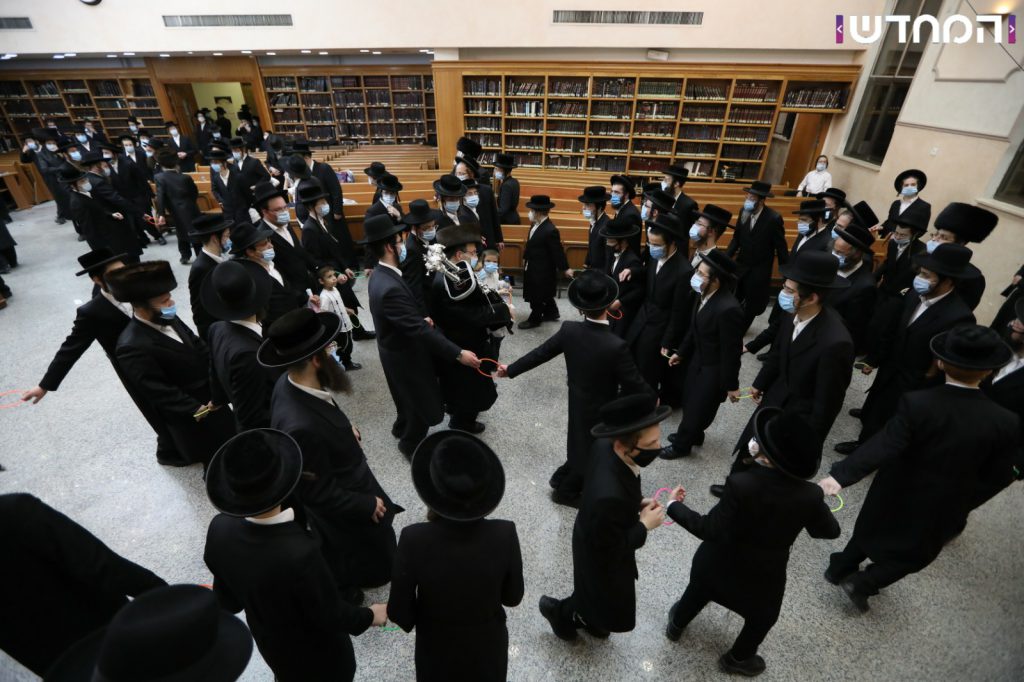 מעמד הכנסת ספר תורה במודיעין עילית בצל הקורונה מעמד הכנסת ספר תורה במודיעין עילית בצל הקורונה