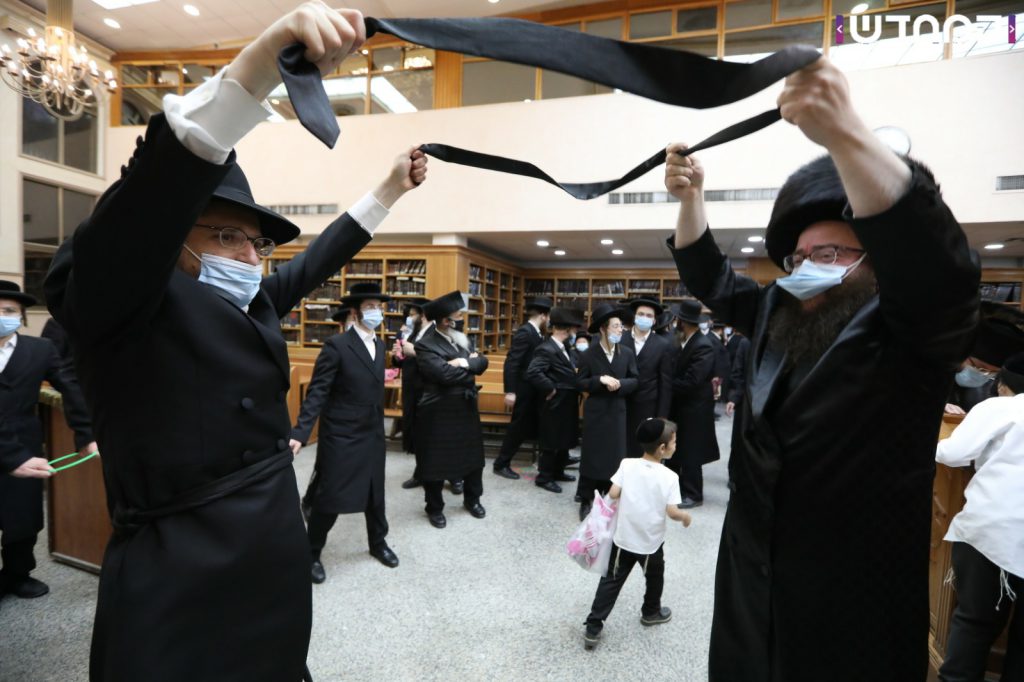 מעמד הכנסת ספר תורה במודיעין עילית בצל הקורונה מעמד הכנסת ספר תורה במודיעין עילית בצל הקורונה